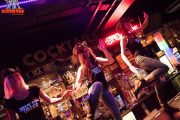 Танцы на стойке в баре Койот в Праге