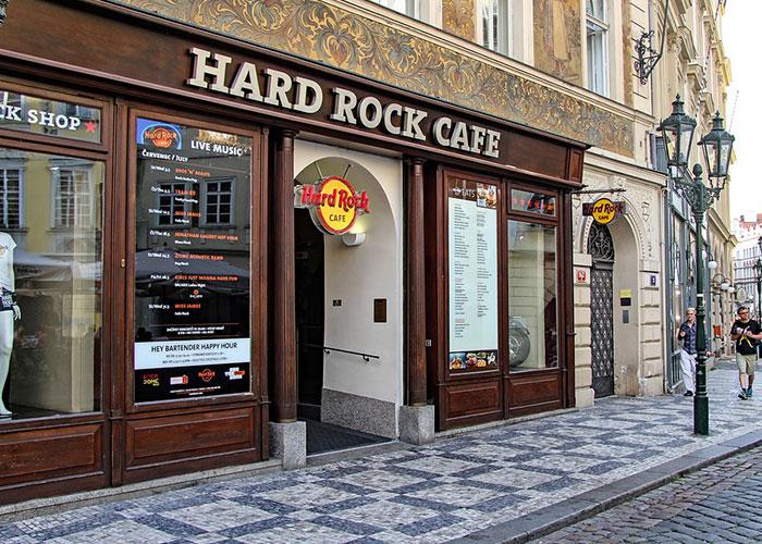 Мы приехали в Прагу на Metallica и мы идем в Hard Rock Cafe ужинать