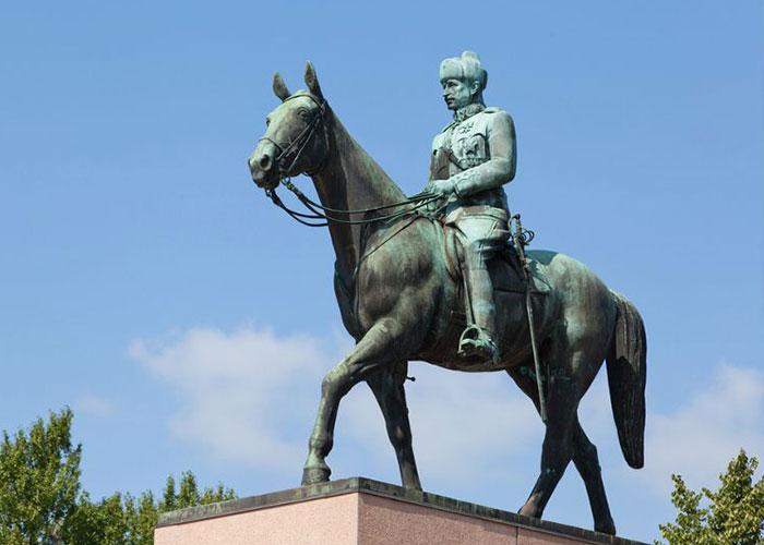 Экскурсия по Хельсинки: памятник полководцу Маннерхейму возле парламента