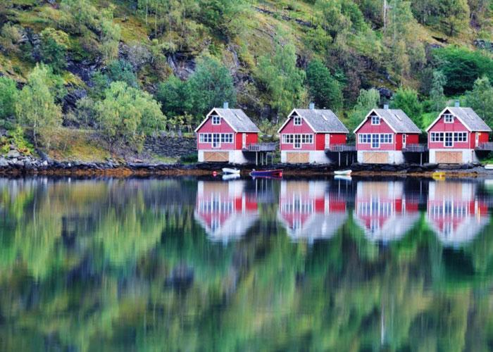 Проплывая по фьорду, мы видим скандинавские рыбацкие села