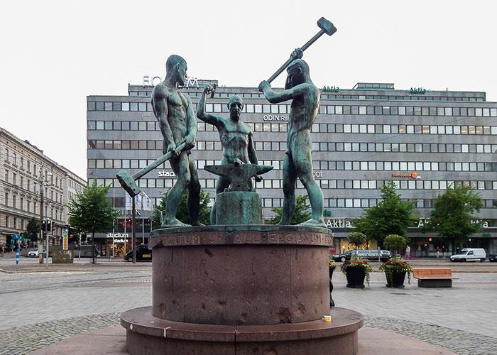 Гуляем по Хельсинки: Александровская улица и статуя Три кузнеца