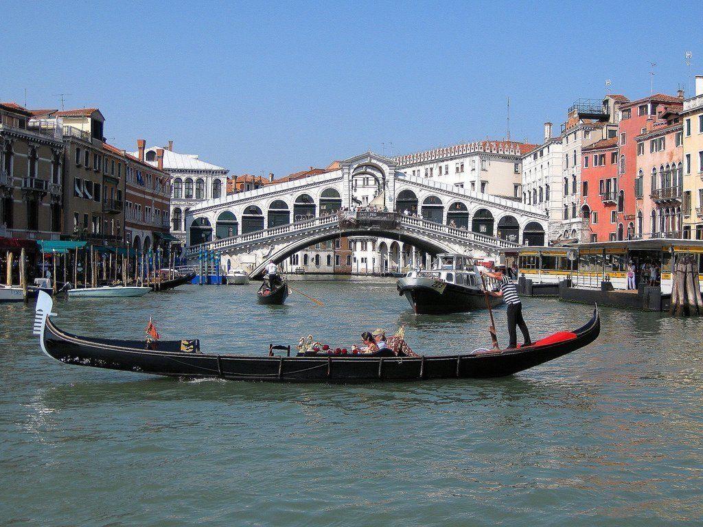 гондола перед мостом Риальто Венеция