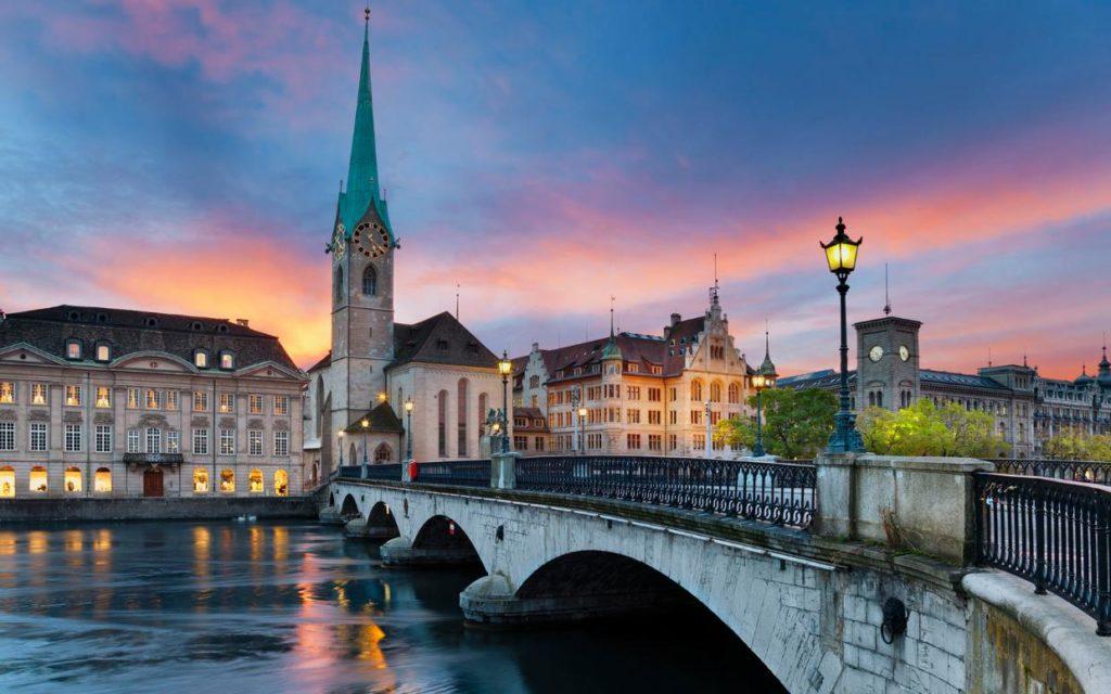 мост перед церковью Фраумюнстер в Цюрихе