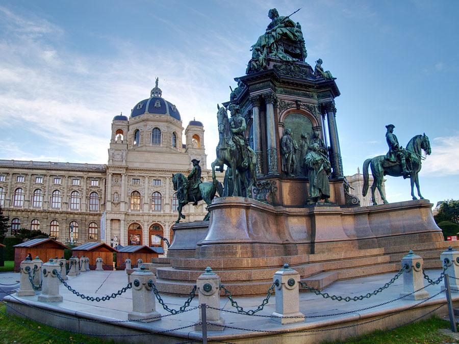 памятник Марии Терезии на площади в Вене